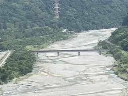 萬里溪堰塞湖水位持續升高、水未漫出 估晴天溢流限於河道內