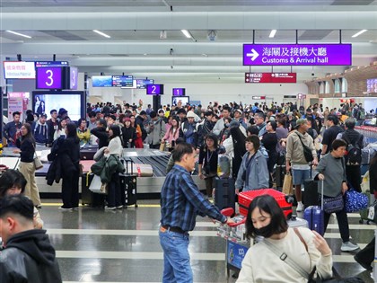 桃園機場接機禁用立牌、行李占位 8月起開罰
