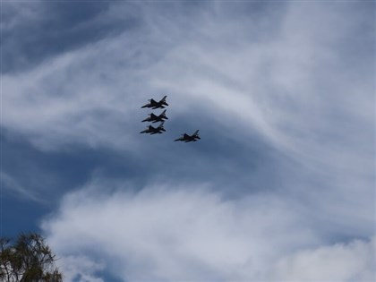 飛官辛柏毅告別式　花蓮基地4架F-16編隊飛行追思