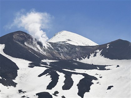 北海道火山十勝岳22年來首噴發　維持警戒2級管制
