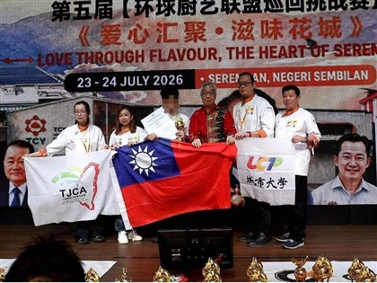 台灣選手大馬廚藝賽奪冠 頒獎台持國旗遭制止引議論