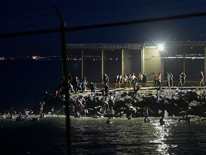 數千移民湧入西班牙飛地　義大利籲暫停申根資格