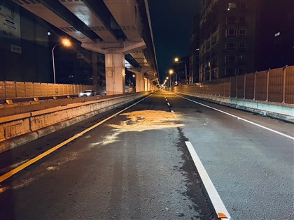 台64丟包案11/4下午現場勘驗 路段西向車道全封閉
