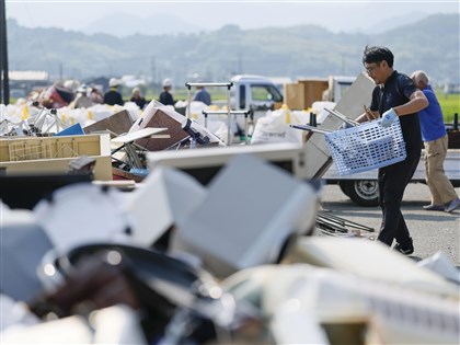 熊本強震滿一週 災民清理大量災害廢棄物