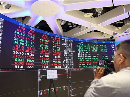 台股開低走高終場守49300點　貨櫃、光學股強勢