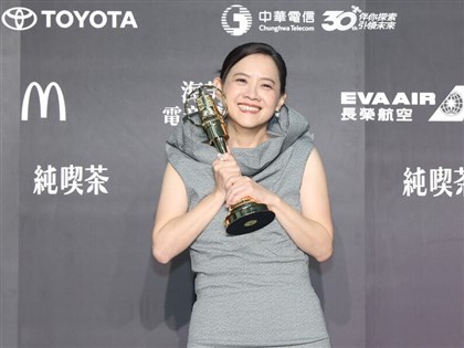 曾寶儀抱回生活風格主持人獎　自嘲有哭音太丟臉