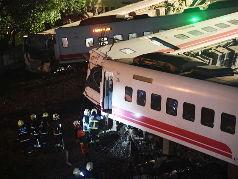 普悠瑪列車出軌18死190傷車廂變形堆疊嚴重 更新 生活 重點新聞 中央社cna