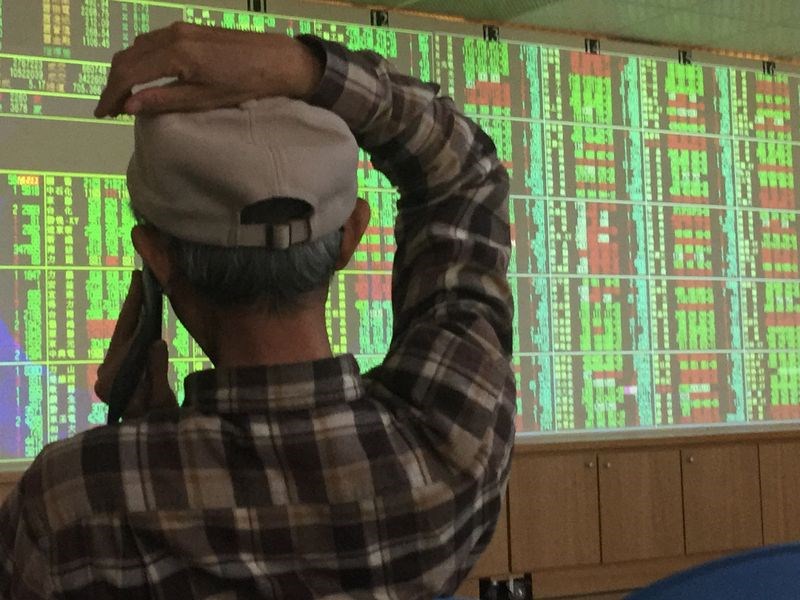 開低走低 台股跌106.61點