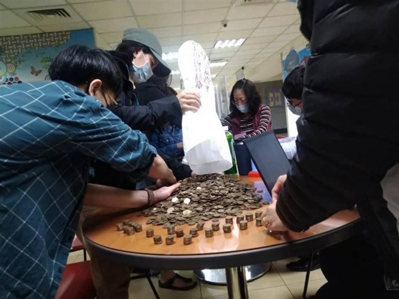 38個1元硬幣給付移工桃園勞動局 丟台灣人的臉 地方 重點新聞 中央社cna