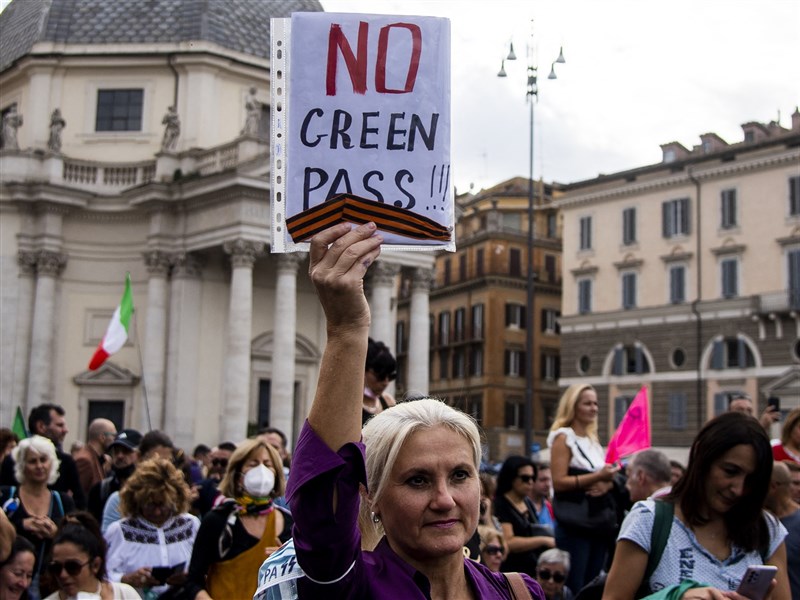 羅馬萬人上街抗議健康通行證 警動用水柱催淚彈[影] | 國際 | 中央社