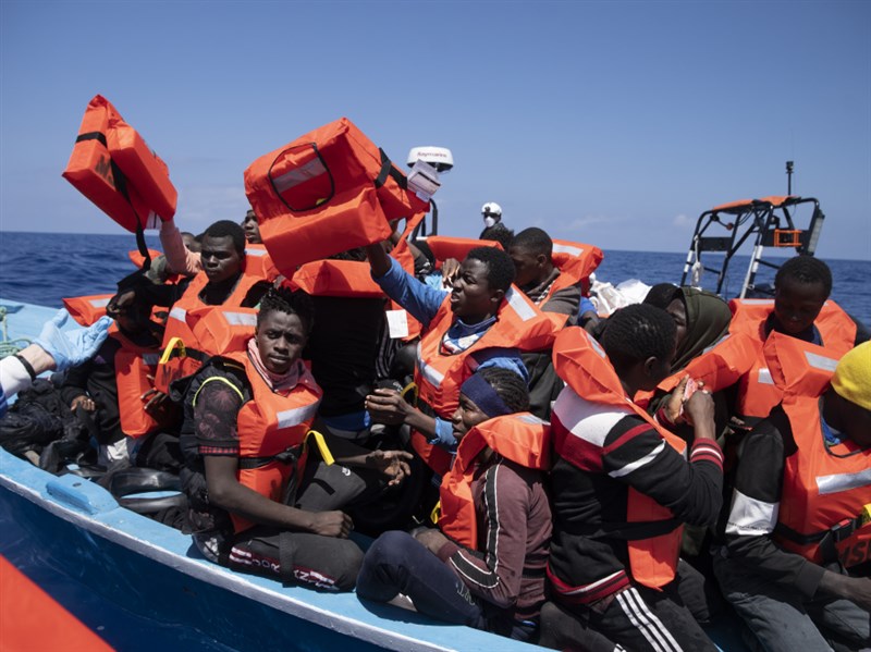 歐洲自由路艱險 利比亞海防與人道組織海上拔河