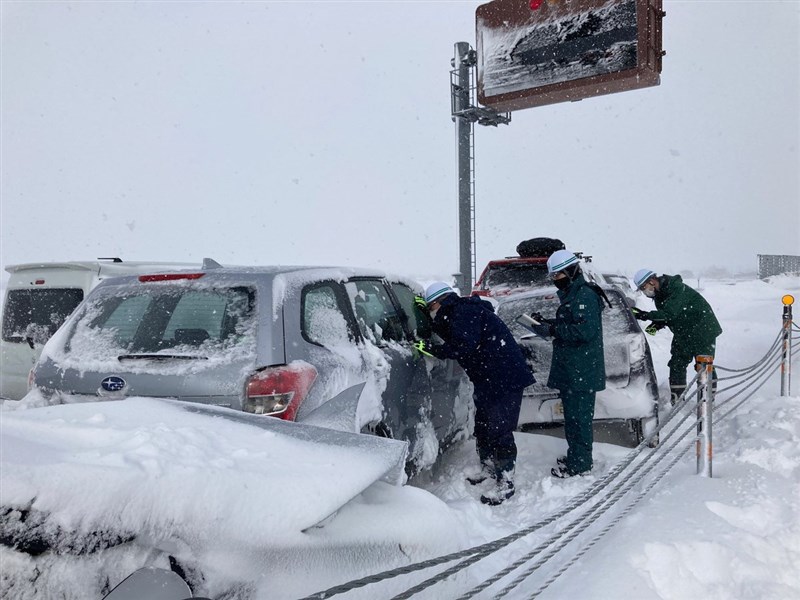 北海道暴風雪多處車禍釀一死鐵路航空班次大亂 國際 中央社cna