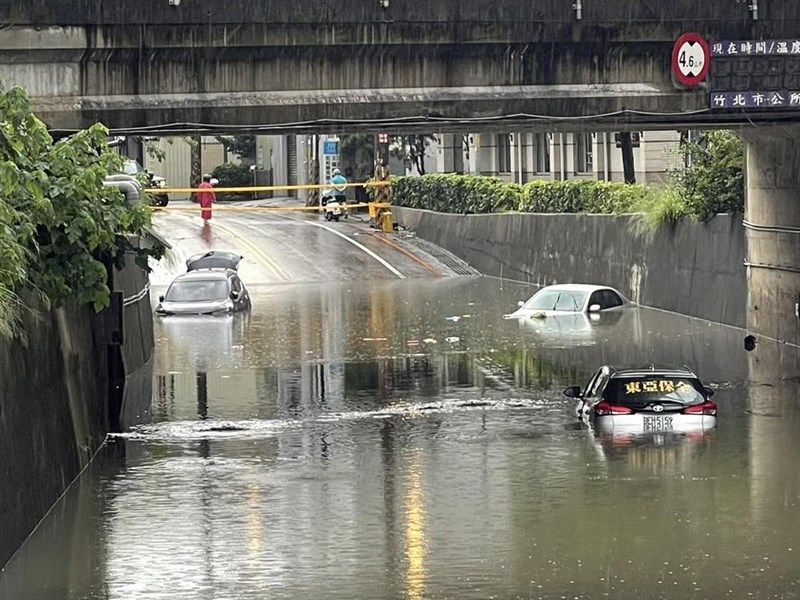 不断更新／豪雨袭新竹车辆一度困地下道 交通受阻2校采线上授课