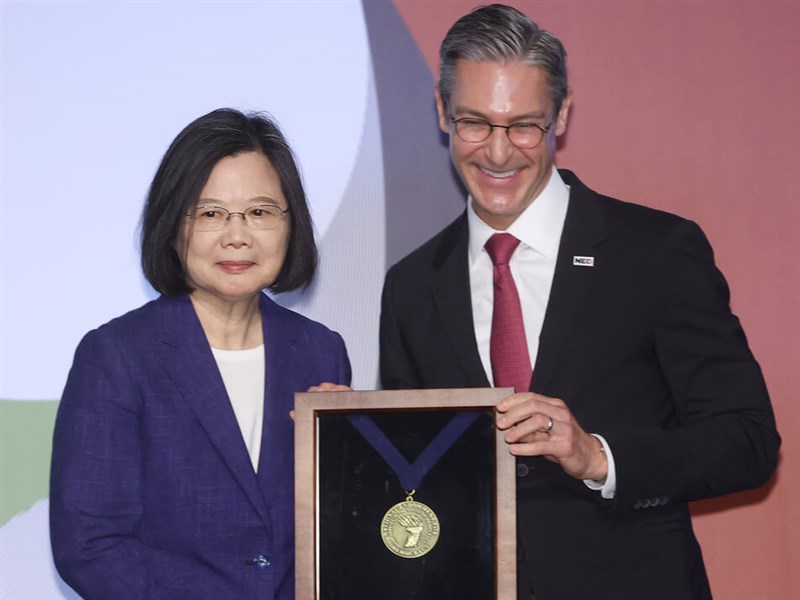 蔡總統獲頒民主服務獎章  蘇貞昌：對台灣人民的認可 | 政治 | 中央社