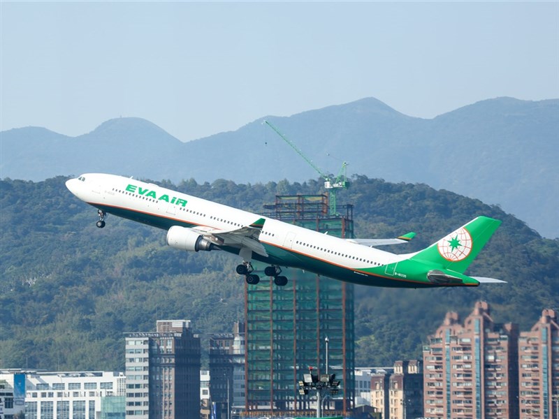 長榮航空年終平均6個月創新高 空地勤飛行員將調薪 | 生活 | 中央社 CNA