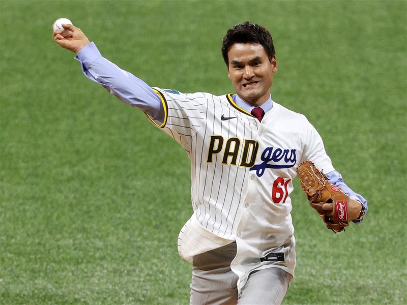 La star coréenne Park Chan-ho portait des gants d’il y a 30 ans pour lancer le match d’ouverture de la MLB Séoul | Sports | Central News Agency CNA