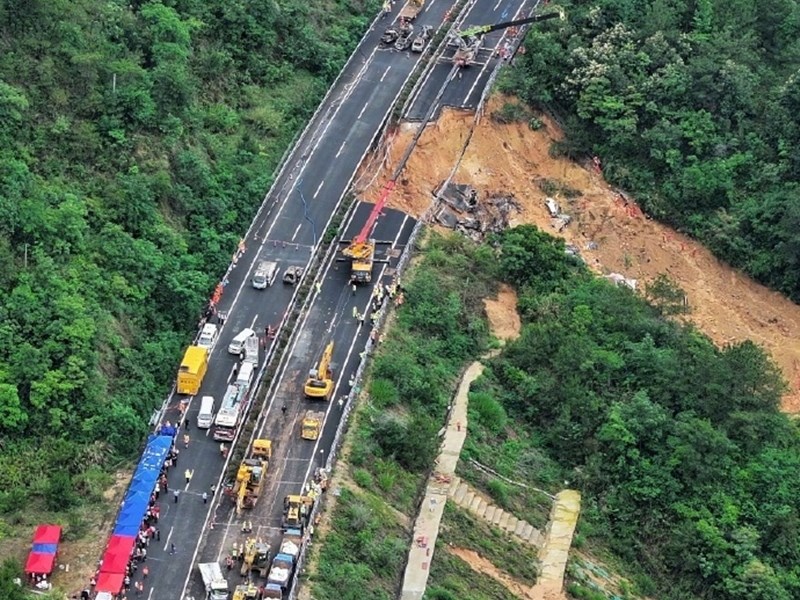 廣東梅大高速公路塌陷 已知19死30傷
