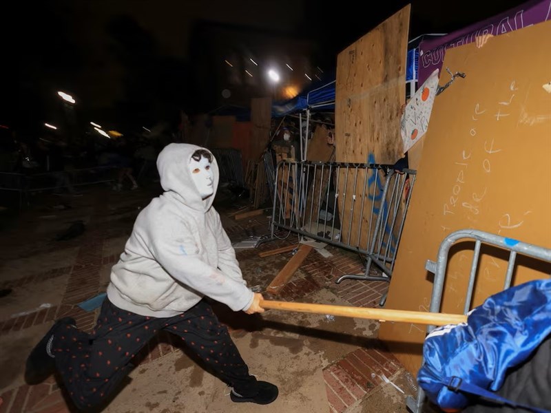UCLA挺巴勒斯坦抗議爆發衝突 雙方持棍棒放爆竹上演全武行