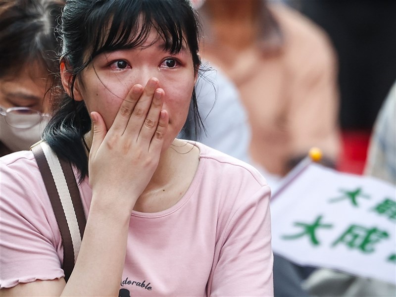 726立委罷免開票兩樣情　藍委鞠躬致謝、罷團流淚相擁【圖輯】