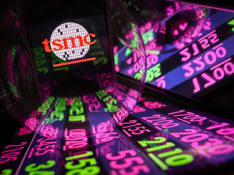 輝達財報優於預期 台股早盤勁揚逾900點台積電漲65元