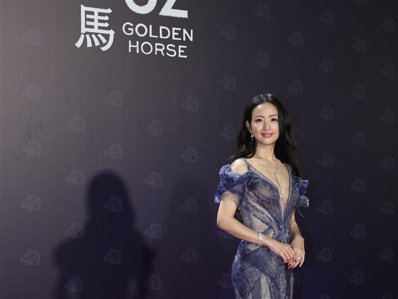 林依晨金馬紅毯驚艷美人魚　張震拜拜求糖盼奪影帝