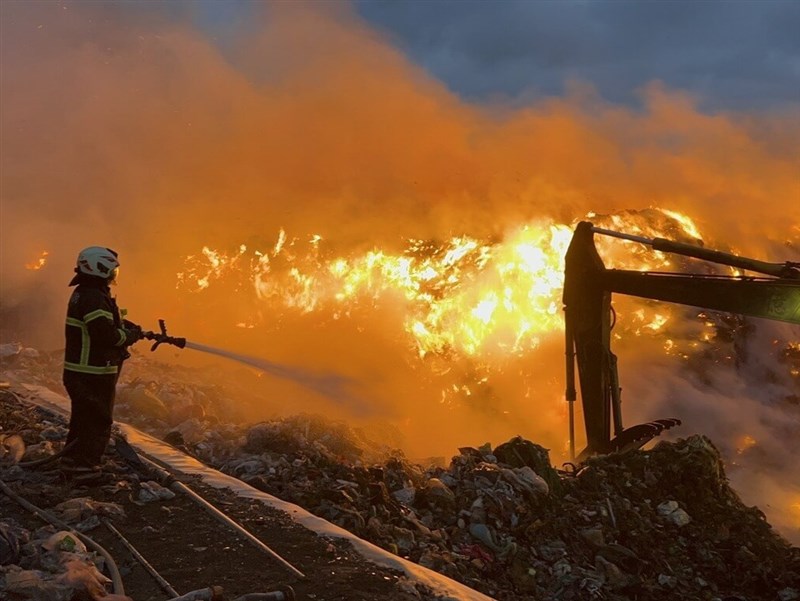 澎湖紅羅垃圾場凌晨大火煙霧瀰漫市郊 縣府籲外出戴口罩 | 社會 | 中央社 CNA 澎湖紅羅垃圾場凌晨大火煙霧瀰漫市郊 縣府籲外出戴口罩 | 社會 | 中央社 CNA
