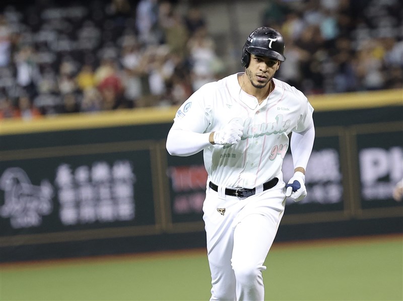 雄鷹與洋砲魔鷹完成續約 合約總值約2189萬元