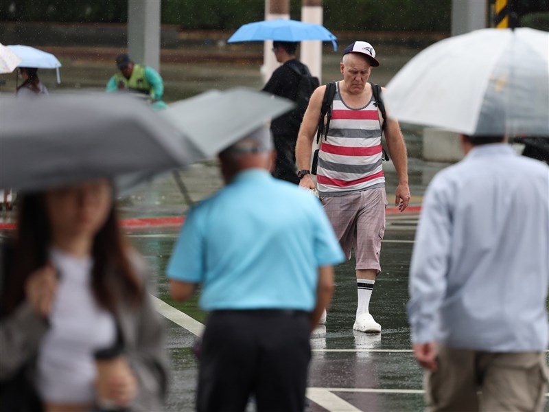 19日晚間起雨勢漸增 關島東方熱帶擾動不排除本週成颱