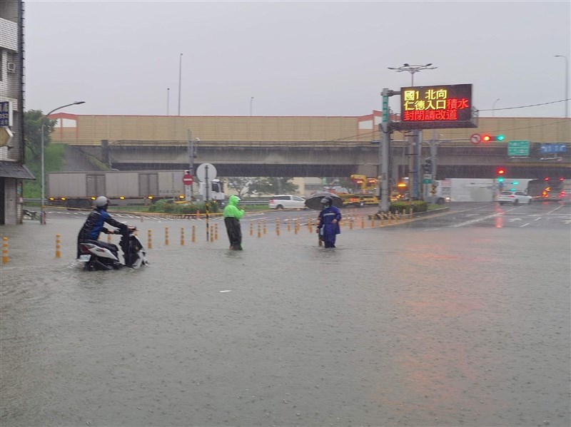 豪雨猛炸南台灣道路積淹水路樹傾倒 高屏撤離逾2千人 豪雨猛炸南台灣道路積淹水路樹傾倒 高屏撤離逾2千人