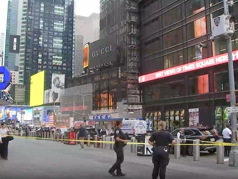 紐約時報廣場爆持刀攻擊案1死1傷 犯嫌遭擊斃 紐約時報廣場爆持刀攻擊案1死1傷 犯嫌遭擊斃