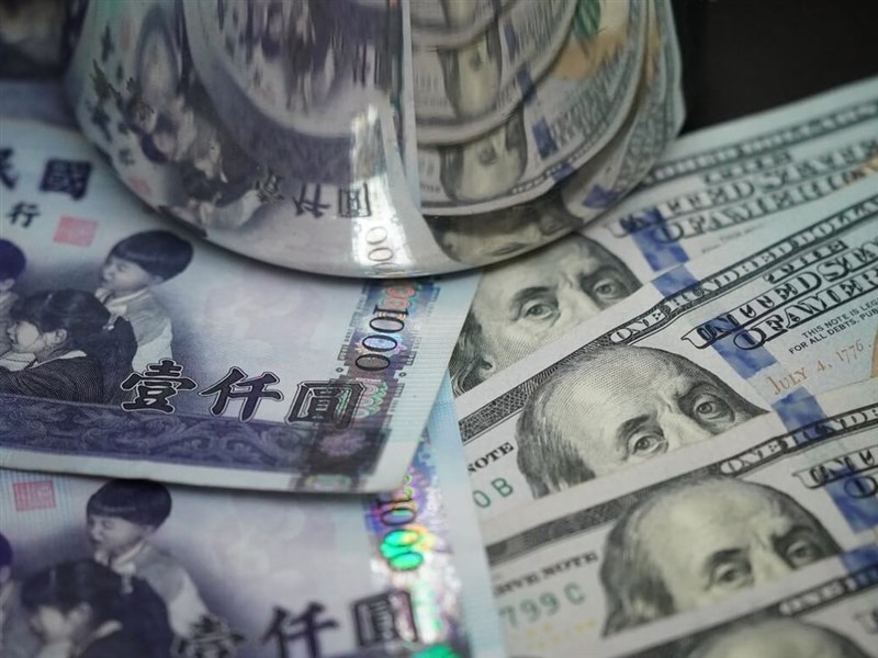 新台幣勁揚央行出手調節 8月外匯存底重返6000億美元大關