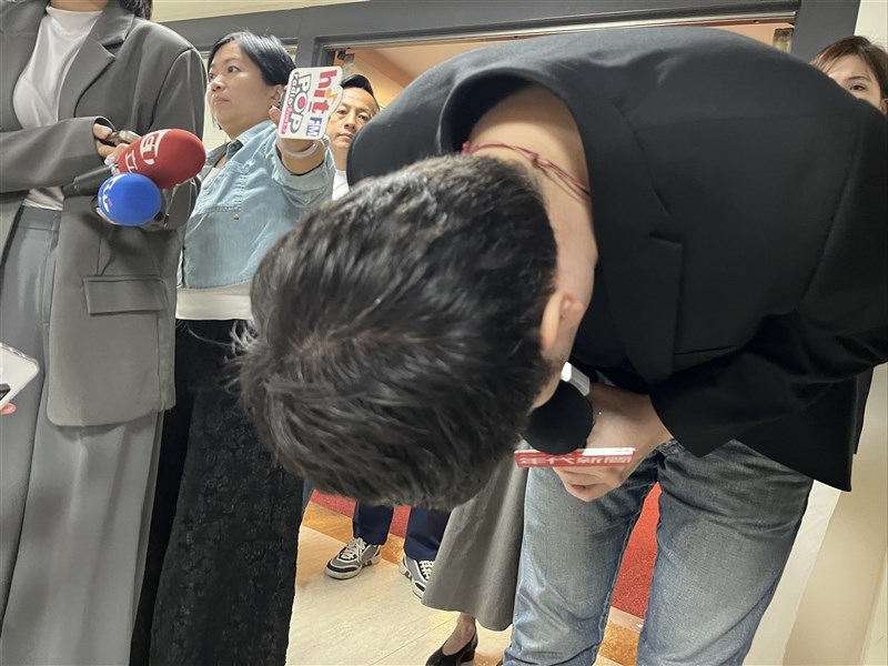 李柏毅再為急診室動怒鞠躬致歉　院方籲民眾尊重第一線醫護