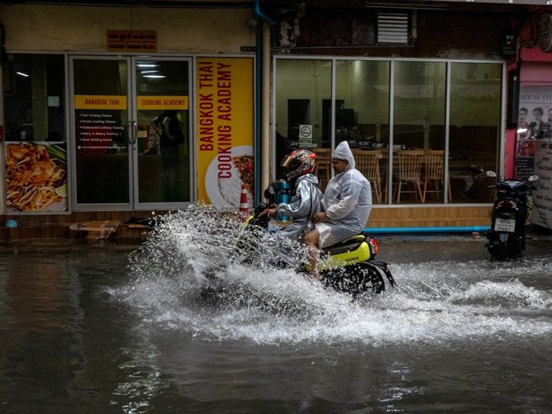 泰國曼谷豪雨釀多處淹水災情 部分道路積水逾1公尺高[影] | 國際 | 中央社 CNA