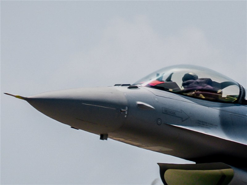 F-16V blk70首批2架降落台東志航基地　台美共同點交[影]