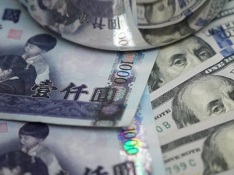 台股狂殺1655點 新台幣重貶逾3.5角摔至32.4元