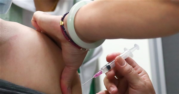 不透露下批疫苗廠牌 陳時中：吃的虧還不夠大嗎 | 生活 | 中央社 CN