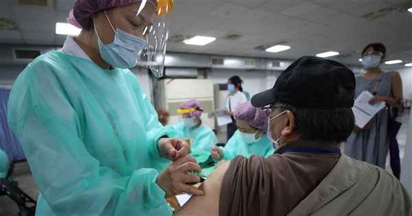蘇貞昌：日本捐贈AZ疫苗 75歲以上納優先施打對象 | 政治 | 重點新