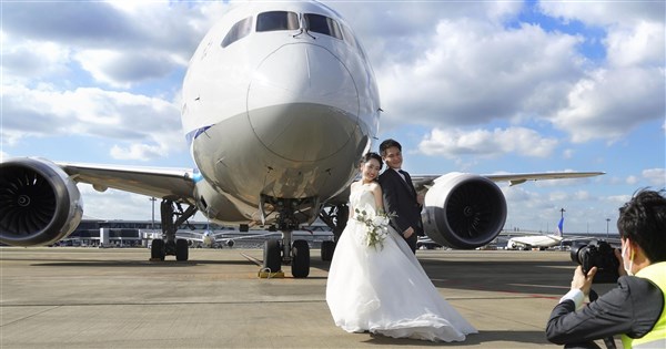 疫情重創航空業 日本成田機場推停機坪拍婚紗 | 國際 | 中央社 CNA