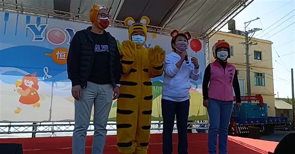 親子活動老虎裝穿反 顏寬恒：沒想到大人更開心 | 政治 | 中央社 CN