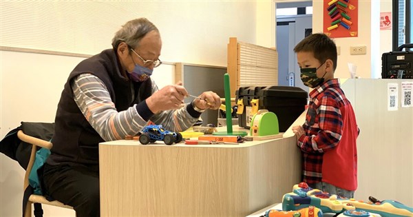 70歲阿公化身玩具醫生 進駐親子館教孩童惜物 | 地方 | 中央社 CN