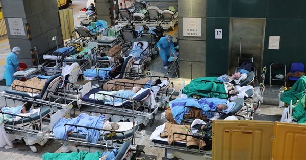 香港疫情惡化臨終病人床下放屍袋 醫生：包裹遺體成日常工作 | 兩岸 |