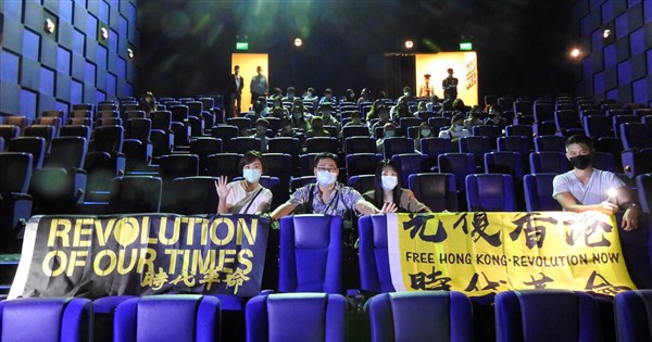 台灣青年自發菲律賓包場播時代革命 盼引反思 – 中央社即時新聞