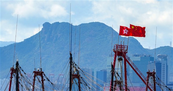 國安法影響 香港民調：港人身分認同感創5年新低 | 兩岸 | 中央社 C