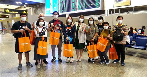 泰國旅客首發團啟程 網紅扮美少女戰士介紹台灣旅遊 | 生活 | 中央社