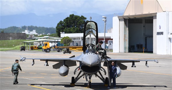 Re: [新聞] 躺平了！共機圍台方式驚人變化 前空軍副