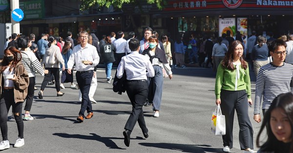 10月景氣燈號退回低迷藍燈 國發會：11月將轉好 | 產經 | 中央社 CNA