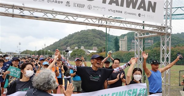 日超馬選手關家良一17天跑步環台 抵終點落淚讚台灣人熱情不變 | 生活 | 中央社 CNA