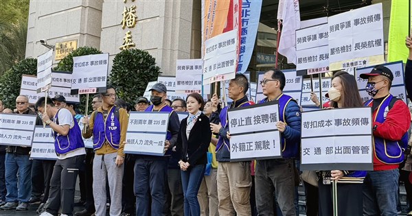 [情報] 長榮機師赴交通部抗議 12／22發起罷工