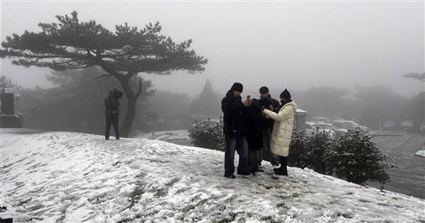 寒流發威陽明山下雪 積雪約1公分[影] | 生活 | 中央社 CNA