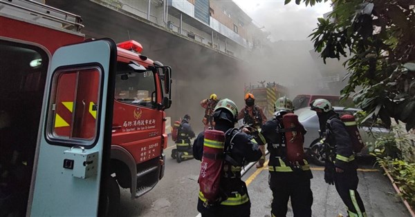La puanteur d’un profond incendie de fosse flotte sur le nouveau magasin Muzha du centre médical Shuangbei. Yonghe porte un masque N95 lorsqu’il sort | Lifestyle | Central News Agency CNA